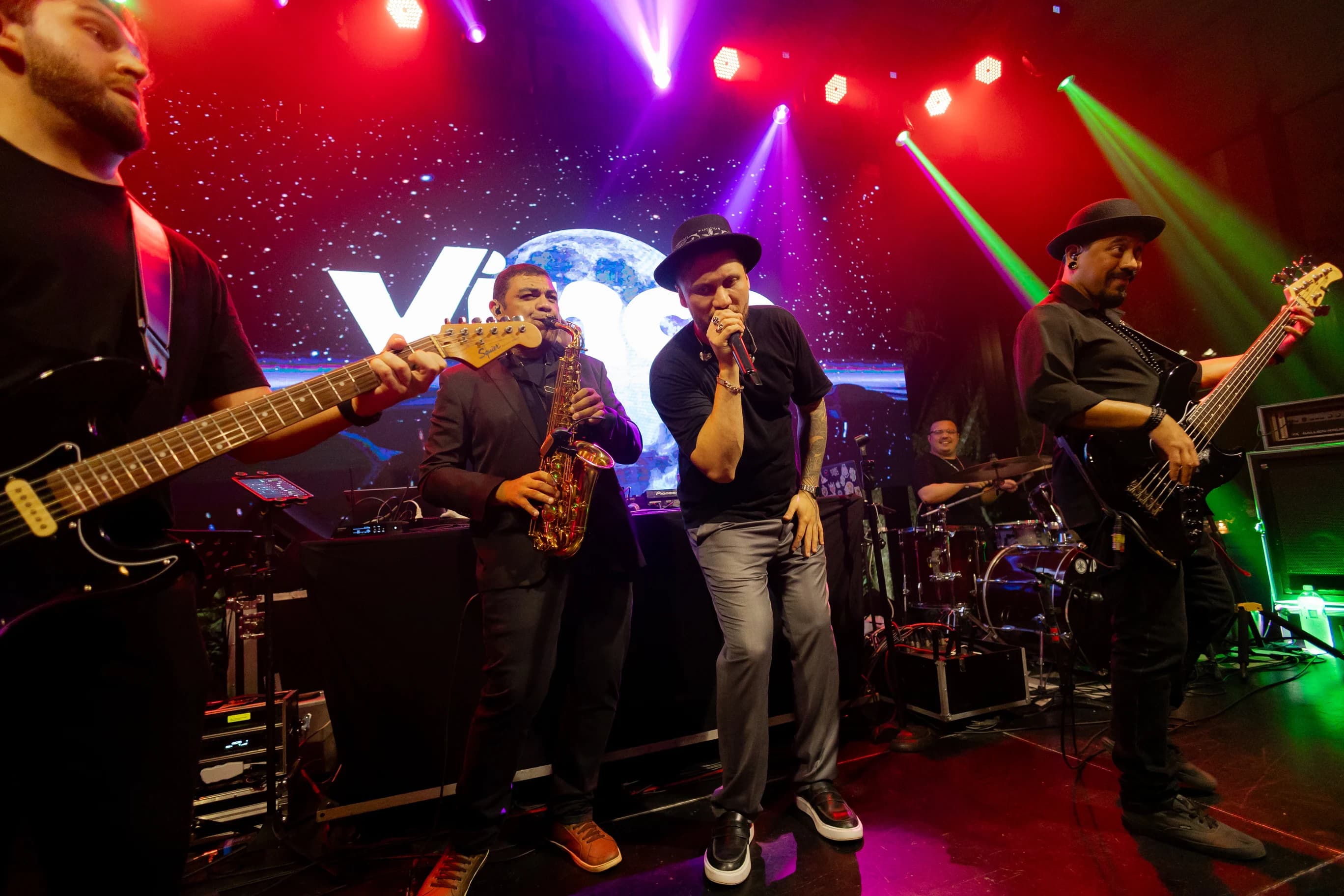 DAVINCE em apresentação com vocal, guitarra, saxofone, baixo e bateria